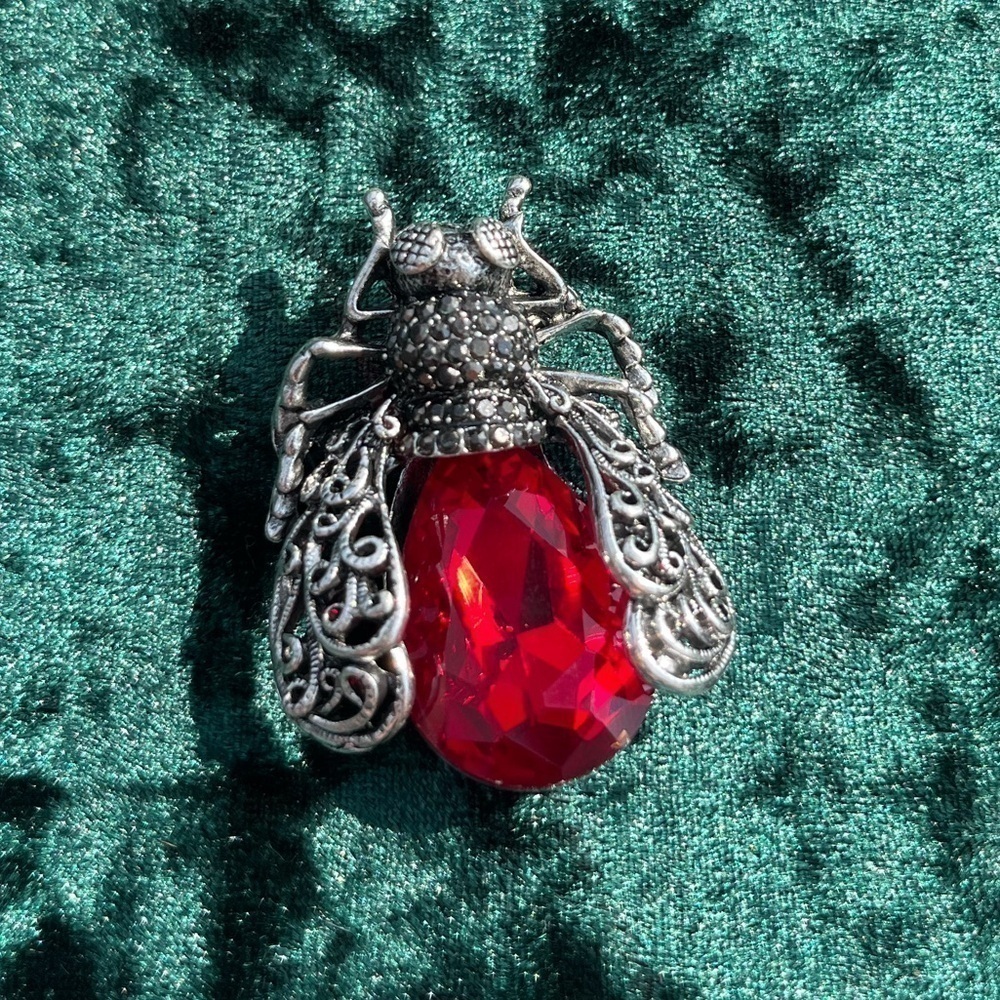 Vintage Silver Tone Scroll Filigree Winged Red Stone Cicada Brooch Pin B…